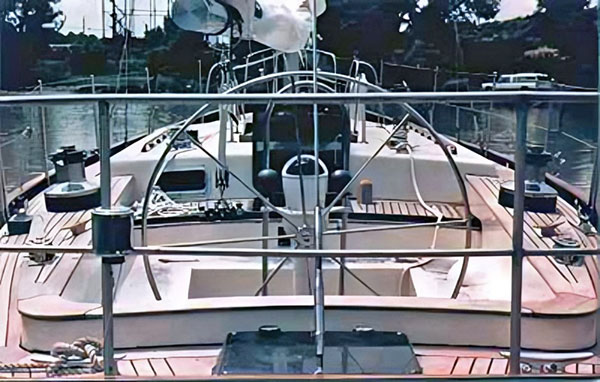 Cockpit and helm on the Offshore 44